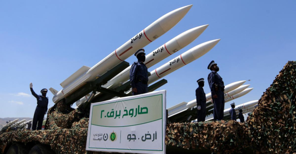 الحوثيون يعلنون انهيار الهدنة مع ترامب ويستأنفون استهداف السفن الأمريكية