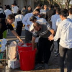 مبادرة شبابية لتوزيع الماء على طلبة السادس وذويهم في جامعة الأنبار