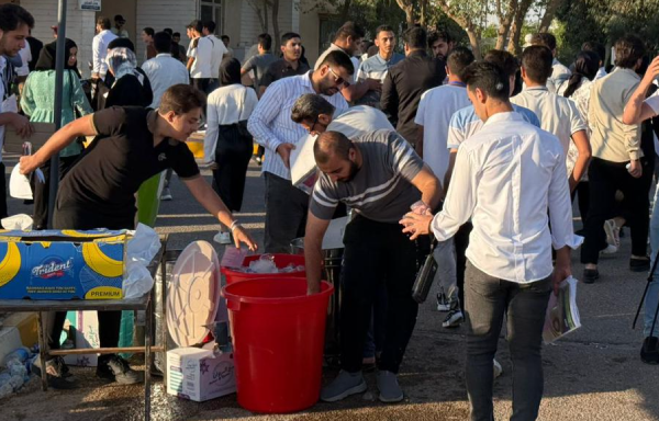 مبادرة شبابية لتوزيع الماء على طلبة السادس وذويهم في جامعة الأنبار