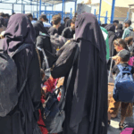 أكثر من 200 أُسرة تغادر مخيم الهول إلى العراق