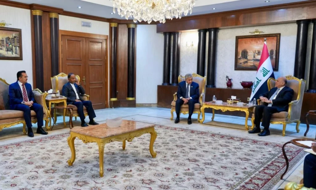 وزير الخارجية يبحث مع نائب رئيس وزراء ماليزيا استضافة الطلبة العراقيين