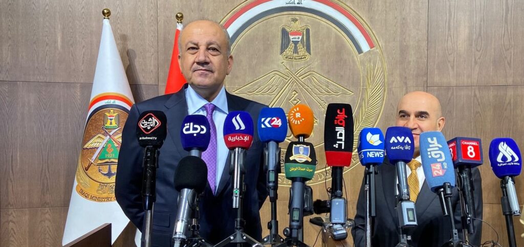 البدء بتوقيع عقود أراضي لمنتسبي الدفاع في محافظات عدة