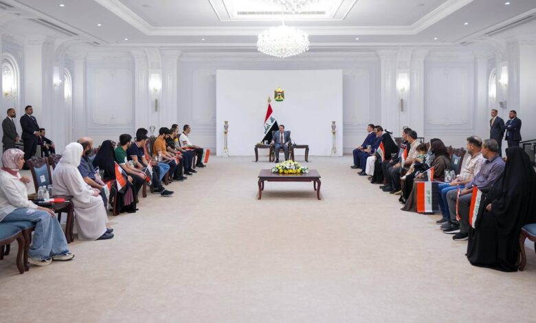 السوداني يستقبل العراقيين المفرج عنهم من قبل السلطات السعودية