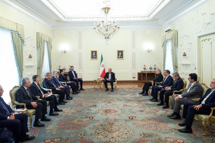 الأعرجي خلال لقائه بزشكيان: العراق يدعم الحوار لحل الخلافات وخفض التصعيد في المنطقة