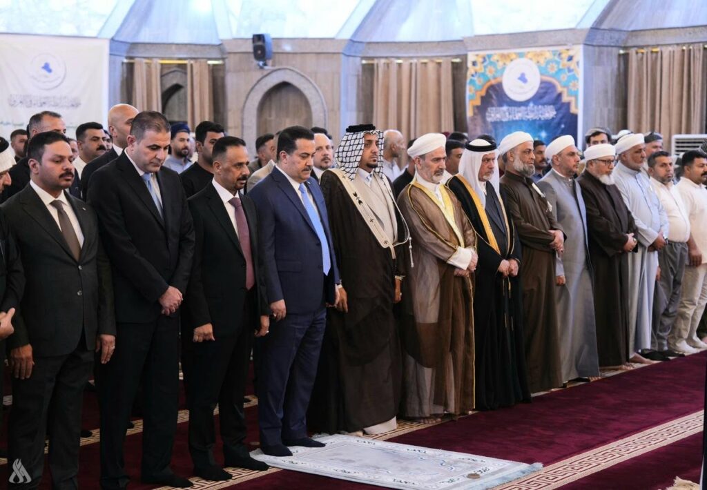 رئيس الوزراء يؤدي صلاة المغرب في جامع الشيخ معروف