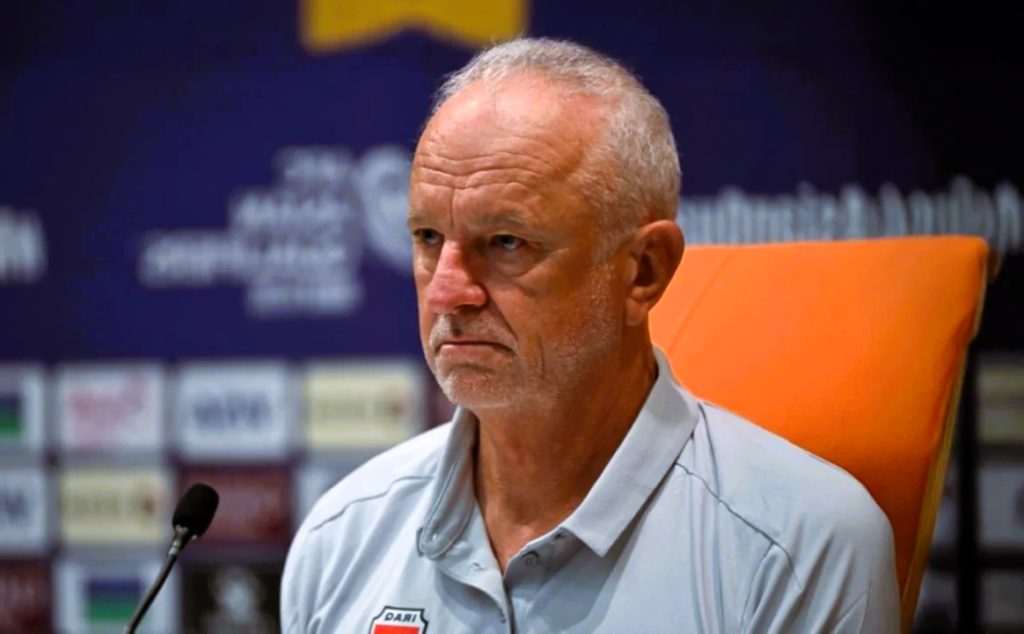 ارنولد يشيد بانضباط اللاعبين قبل مباراة إندونيسيا