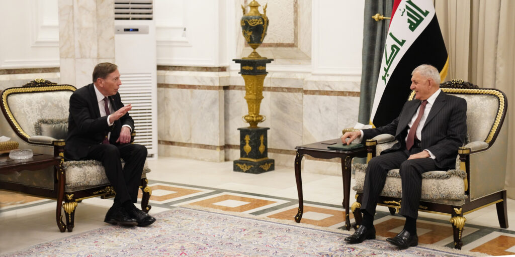 رئيس الجمهورية يستقبل الجنرال ديفيد بترايوس ويؤكد أهمية التعاون الاستراتيجي