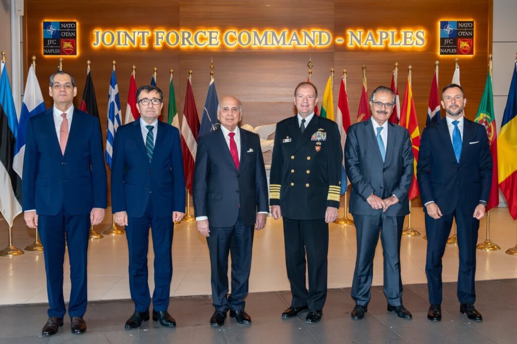 وزير الخارجية يزور مقر القيادة المشتركة لحلف الناتو في نابولي ويبحث تعزيز التعاون الأمني