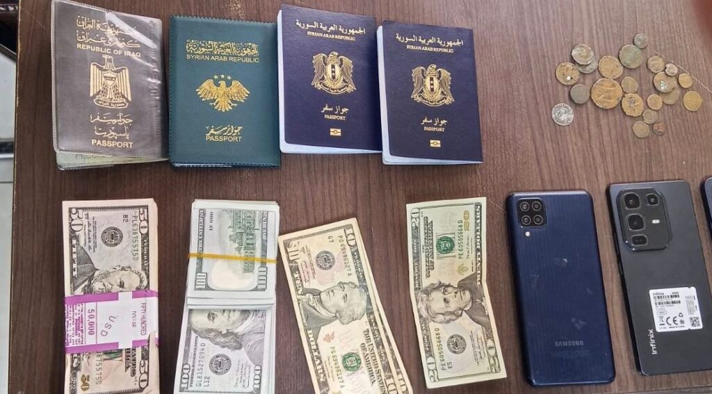 المنافذ الحدودية: إحباط محاولة تهريب مبالغ مزورة وقطع أثرية