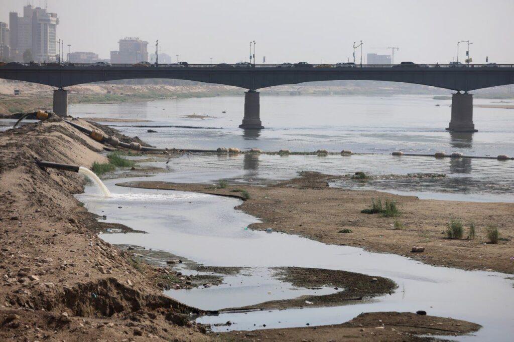 مشاهد موجعة لـ”نهر دجلة” وهو يصارع ازمة الجفاف