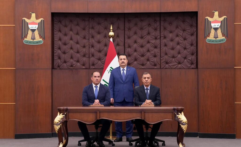 يرعى مراسم توقيع إحالة العطاء إلى ائتلاف الشركات الفائزة لإعادة تأهيل وتطوير مطار بغداد الدولي