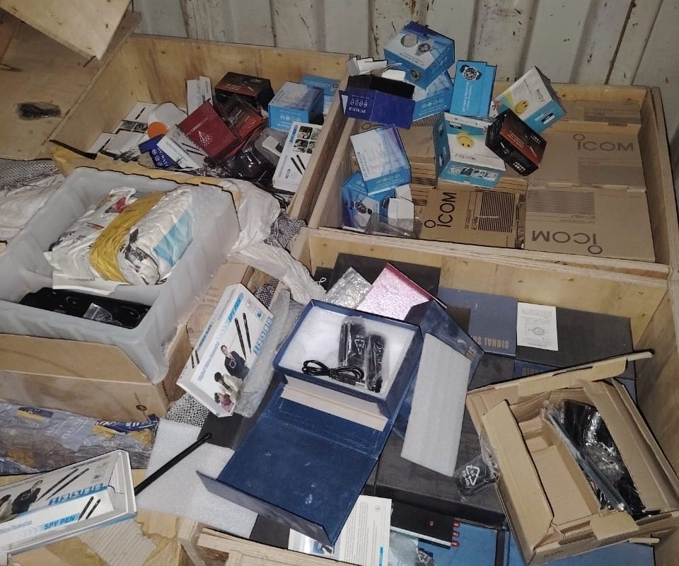 الكمارك تضبط 16 حاوية تحمل بضائع متنوعة مخالفة للقانون